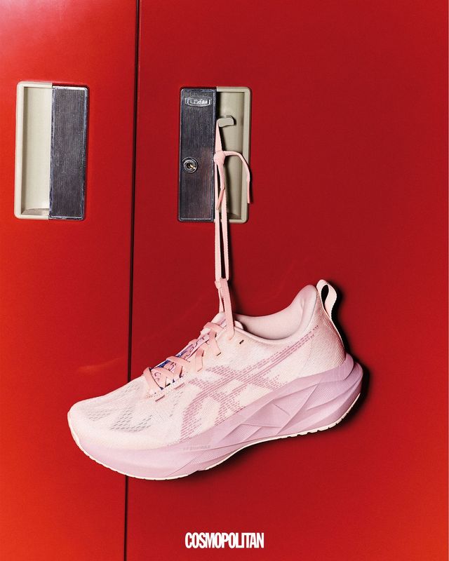 미드솔과 아웃솔에 기하학적 구조를 적용해 효율적인 러닝을 돕는 노바블라스트 5 16만9천원 Asics.