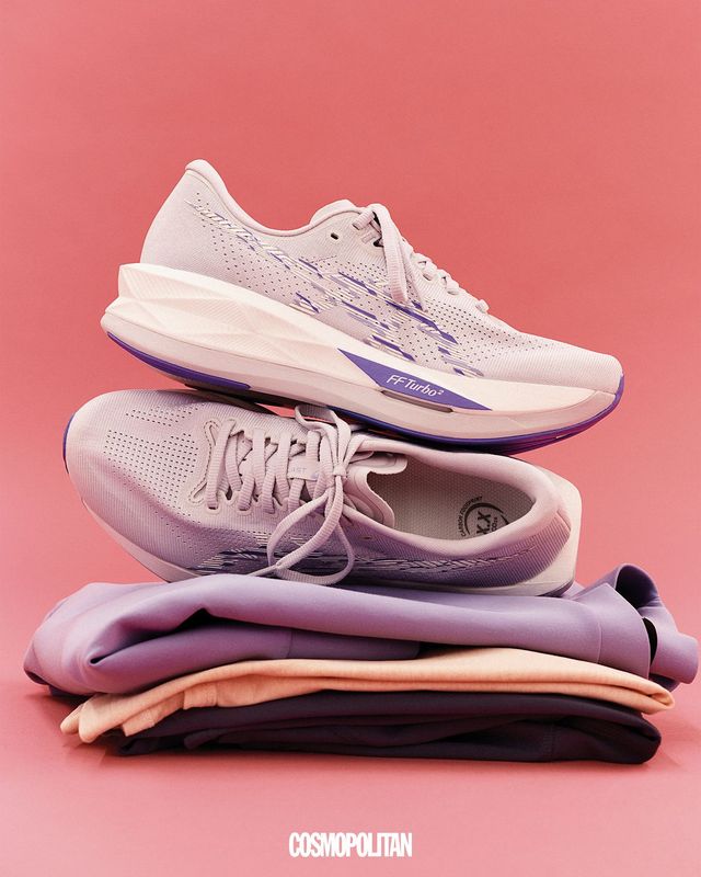 미드솔에 이중 폼을 사용해 더욱 편안한 쿠셔닝과 가벼운 탄성이 돋보이는 소닉블라스트 22만9천원, 스웨트셔츠 9만5천원, 핑크 티셔츠 5만9천원, 네이비 타이츠 가격미정 모두 Asics. 