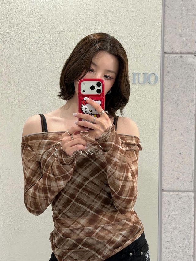 권은비의 체크 패턴 코디. 인스타그램 @silver_rain.__