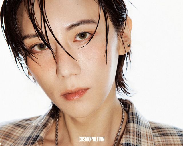 체크 재킷 에곤랩. 목걸이 크롬하츠. 귀걸이 아티스트 소장품.