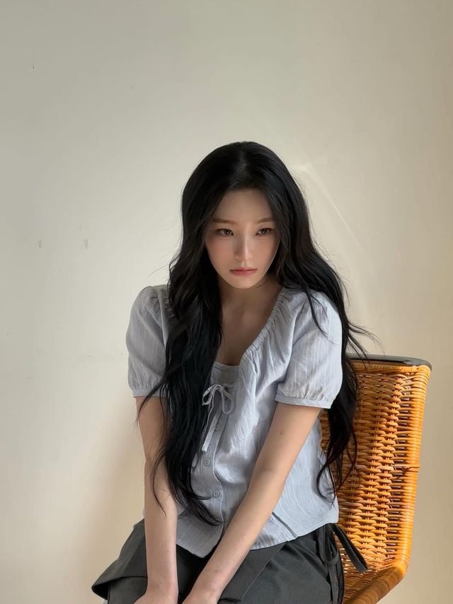 백지헌의 프릴 브라우스 룩. 인스타그램 @jiheonnibaek