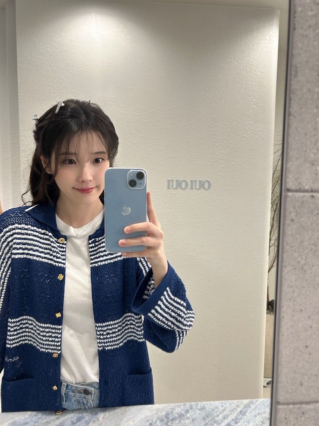 아이유의 가디건 코디. 인스타그램 @iu_edamofficial