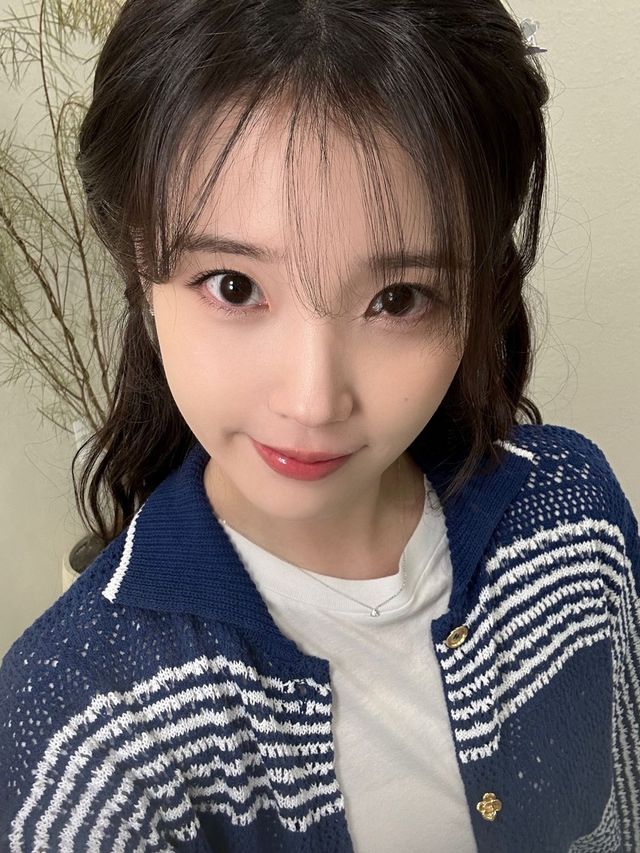 아이유의 가디건 코디. 인스타그램 @iu_edamofficial
