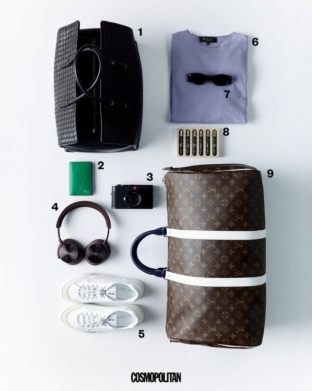 1 바바라 토트백 8백60만원 Bottega Veneta. 2 클로버 카드 지갑 70만원 Dior. 3 라이카 M EV1 카메라 1천4백30만원 Leica. 4 베오플레이 H95 헤드폰 1백44만 9천원 Bang&Olufsen. 5 스니커즈 1백62만원 Prada. 6 캐시미어 니트 톱 가격미정 Loro Piana. 7 선글라스 28만원 GentLe Monster. 8 커스터마이징 세트 비타코라 데 콤포지시온 가격미정 Fueguia 1833. 9 모노그램 키폴 반둘리에 50 4백31만원 Louis Vuitton. 
