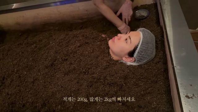 유튜브 〈NA( )NA〉
