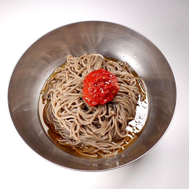 동치미 베이스의 시원하고 담백한 육수와 함께 막국수를 즐길 수 있는 성천막국수. 사진 네이버지도 성천막국수 논현점 업체 등록 사진 