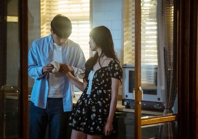 연인과 꼭 챙겨야 할 기념일은 언제일까? 넷플릭스 시리즈 ‘이두나!’ 스틸컷
