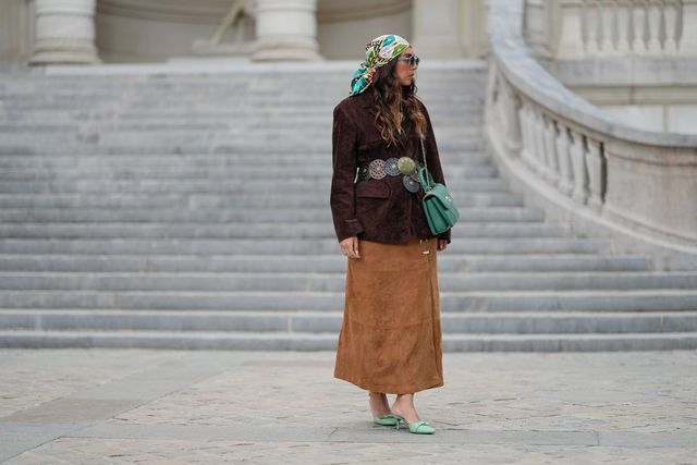 미디 길이 치마와 신발 코디팁 |Edward Berthelot//Getty Images
