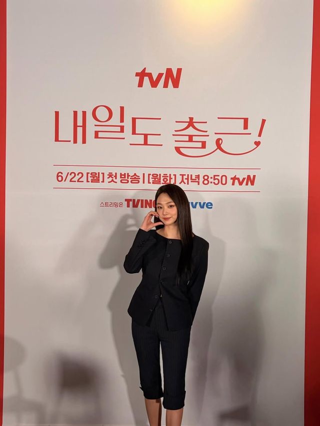 카프리 팬츠를 포멀하게 소화한 강미나 | 인스타그램 @Storyjcompany