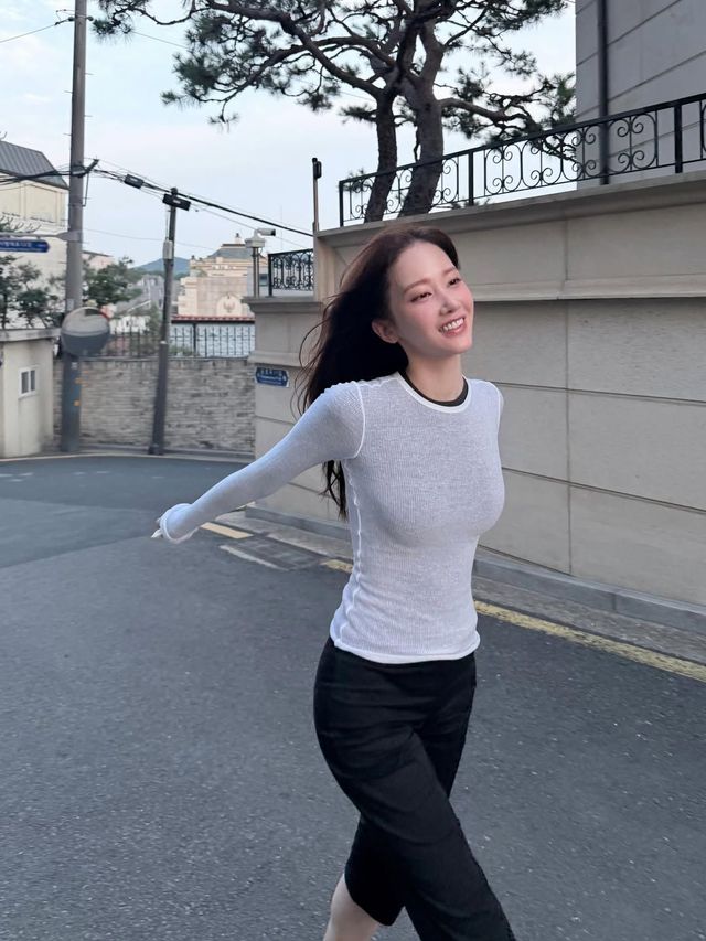 가장 핫한 여름 바지, 카프리팬츠를 입은 전종서 | 인스타그램 @wjswhdtj94