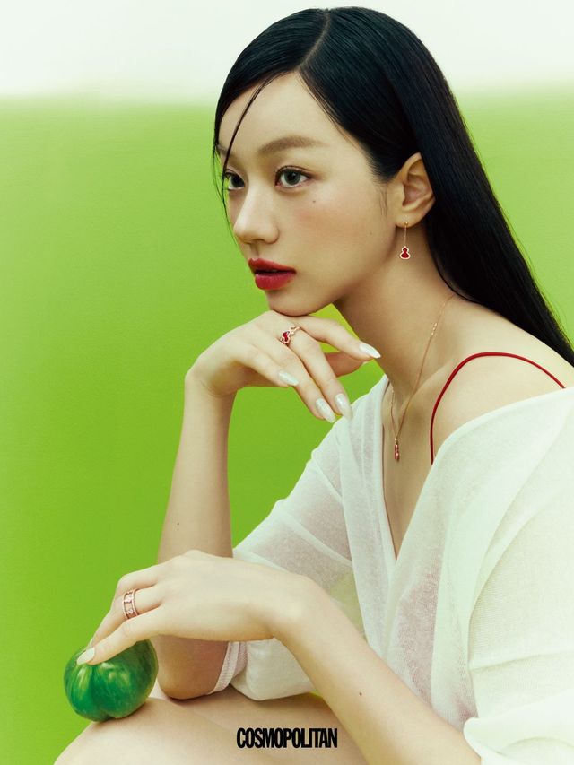 레드 아게이트 세팅의 쁘띠 울루 이어링 4백24만원, 스몰 울루 네크리스 4백70만원, 오른손 중지의 레드 아게이트와 다이아몬드를 교차한 울루울루 링 4백57만원, 왼손 약지의 다이아몬드 모티프를 세팅한 울루 링 1천97만원 모두 Qeelin. 니트 톱 Salty Pebble. 브라톱 Ermanno Scervino. 
