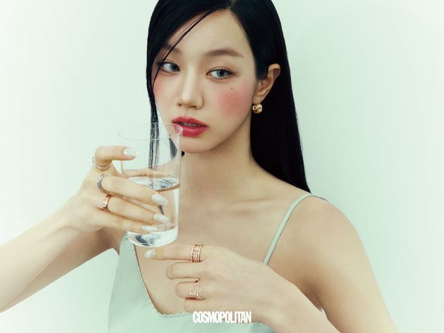 울루 이터너티 후프 이어링 8백30만원, 오른손에 레이어드한 화이트 골드와 로즈 골드 소재의 네 가지 스몰 울루 이터너티 링 각각 4백39만원, 왼손 검지의 울루 링 1천97만원, 약지의 쁘띠 울루 링 4백65만원 모두 Qeelin. 캐미솔 보디슈트 Freckle.