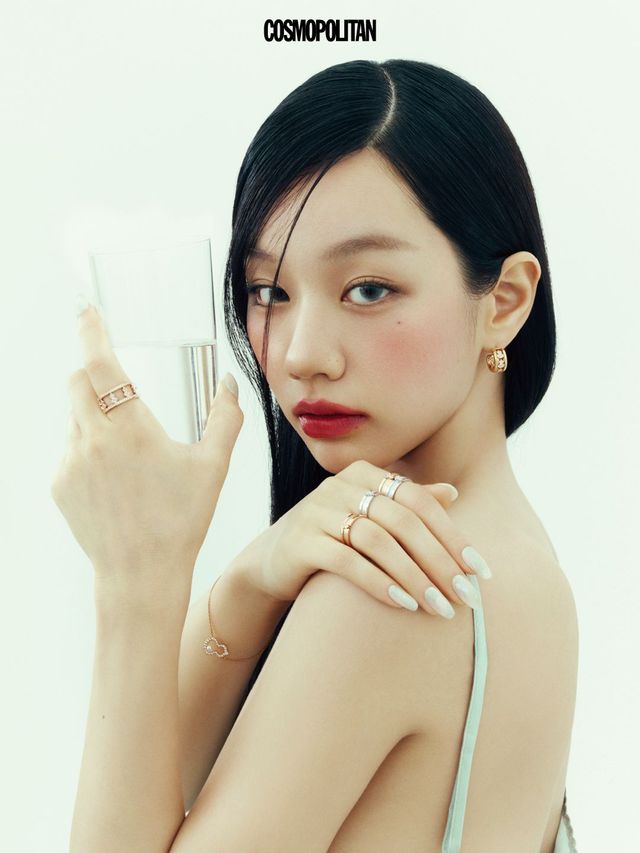 울루 이터너티 후프 이어링 8백30만원, 아코야 진주를 세팅한 쁘띠 울루 브레이슬릿 2백91만원, 오른손에 레이어드한 화이트 골드와 로즈 골드 소재의 네 가지 스몰 울루 이터너티 링 각각 4백39만원, 왼손의 울루 링 1천97만원 모두 Qeelin. 캐미솔 보디슈트 Freckle. 