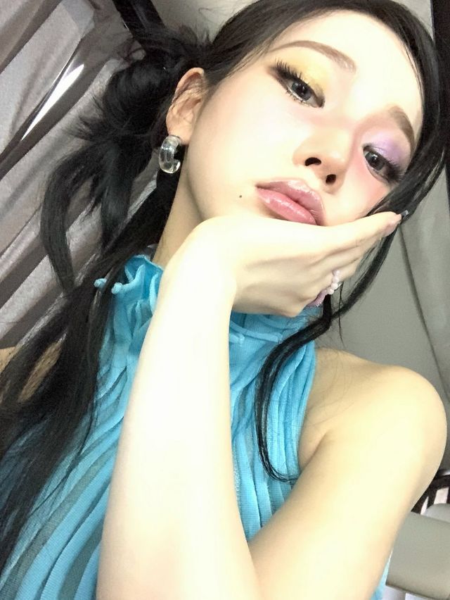 카리나의 컬러 섀도우 메이크업. 인스타그램 @katarinabluu