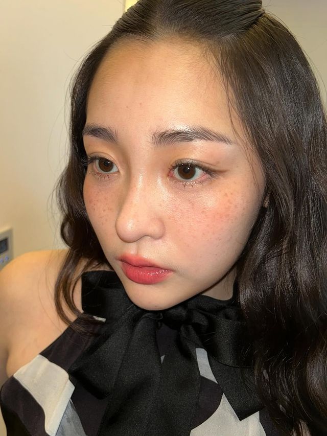 모공 끼임 없이 완벽한 블러셔 메이크업을 보여준 김민하ㅣ 인스타그램 @minhakim__
