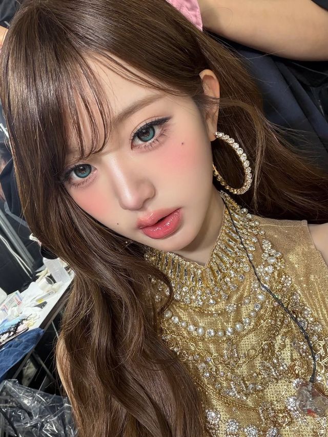 피부에 들뜸 없이 블러셔를 자연스럽게 밀착한 장원영ㅣ 인스타그램 @for_everyoung10