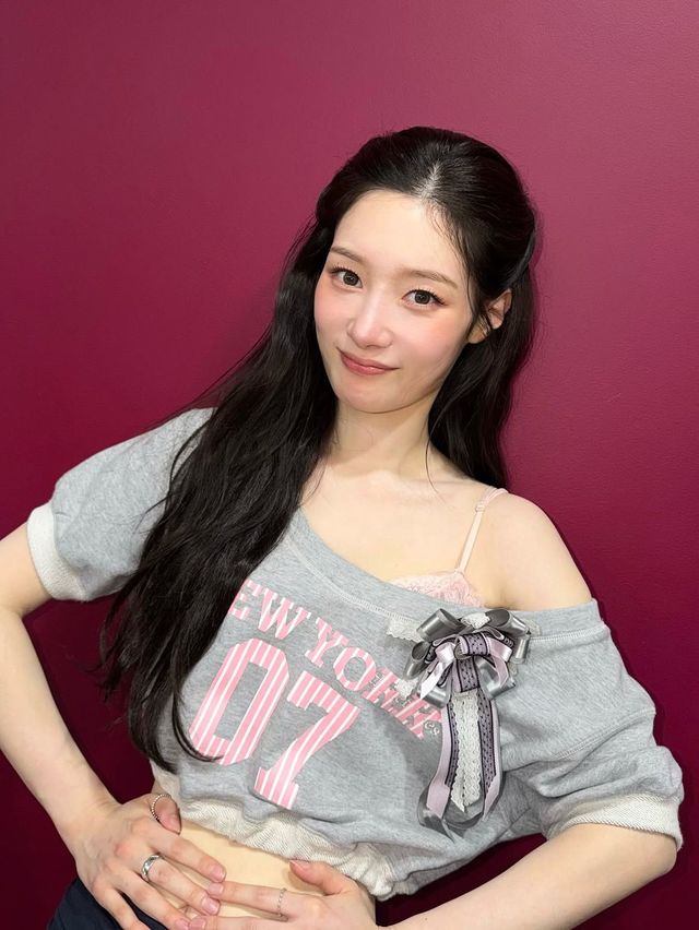 관자놀이 위쪽 모발만 가볍게 뒤로 넘겨 묶은 반묶음으로 청초한 분위기를 완성한 정채연 ㅣ 인스타그램 @j_chaeyeoni