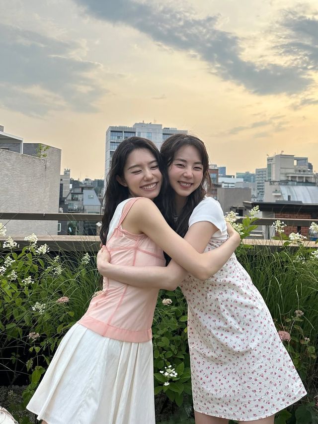 아이오아이 소혜, 안소희 슬립코어 파자마 룩 | 인스타그램 @ssoheean