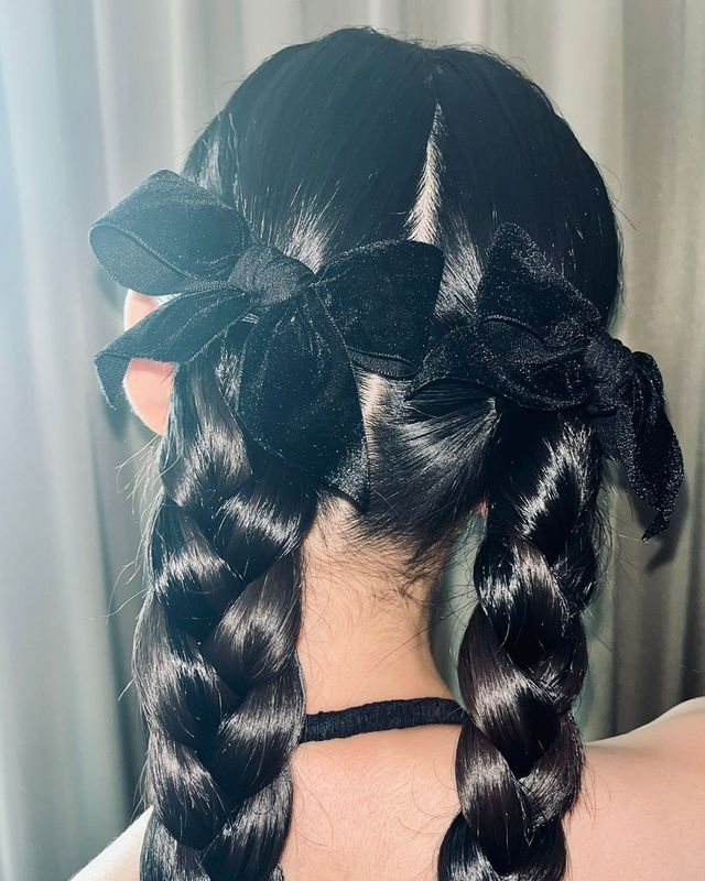 양갈래로 땋은 머리를 연출한 정호연 ㅣ 인스타그램 @hoooooyeony