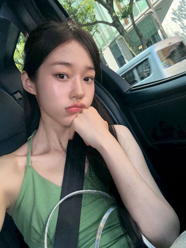 노윤서 여름 홀터넥 민소매 패션 | 인스타그램 @rohyoonseo