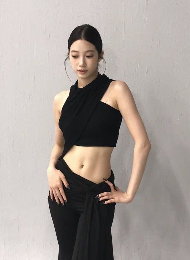 오랜 발레 경험으로 다져진 코어를 보유한 카즈하 ㅣ 인스타그램 @zuhazana 