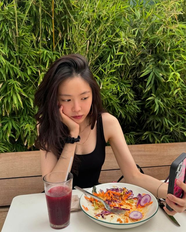 손나은 민소매 패션 | 인스타그램 @marcellasne_