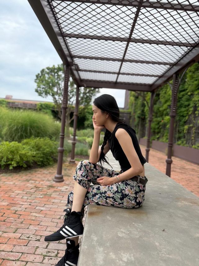 손나은 민소매 패션 | 인스타그램 @marcellasne_
