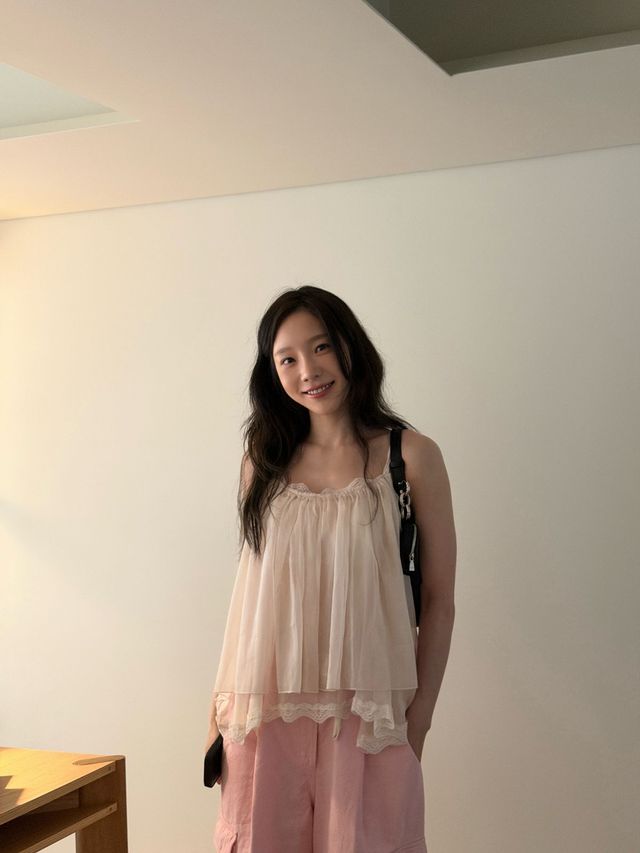 태연의 민소매 블라우스 코디. 인스타그램 @taeyeon_ss