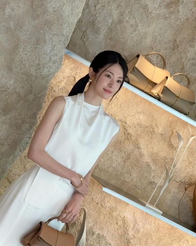 하영의 민소매 블라우스 코디. 인스타그램 @havv_y