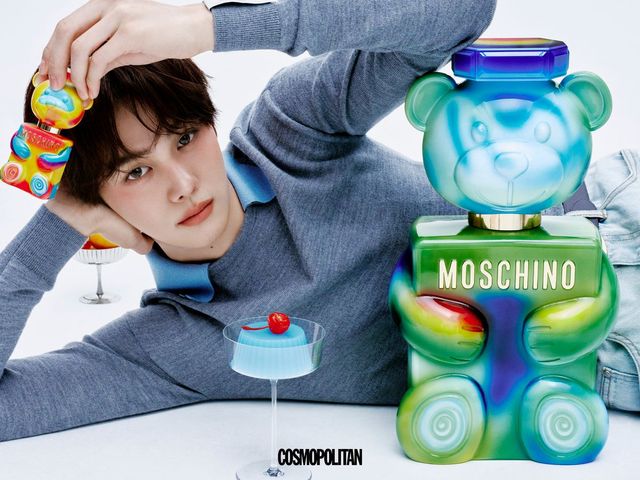 토이 2 구미 100ml 15만3천원. 니트와 셔츠 모두 Rokh. 벨트는 Coach, 데님은 Rest&Recreation.
