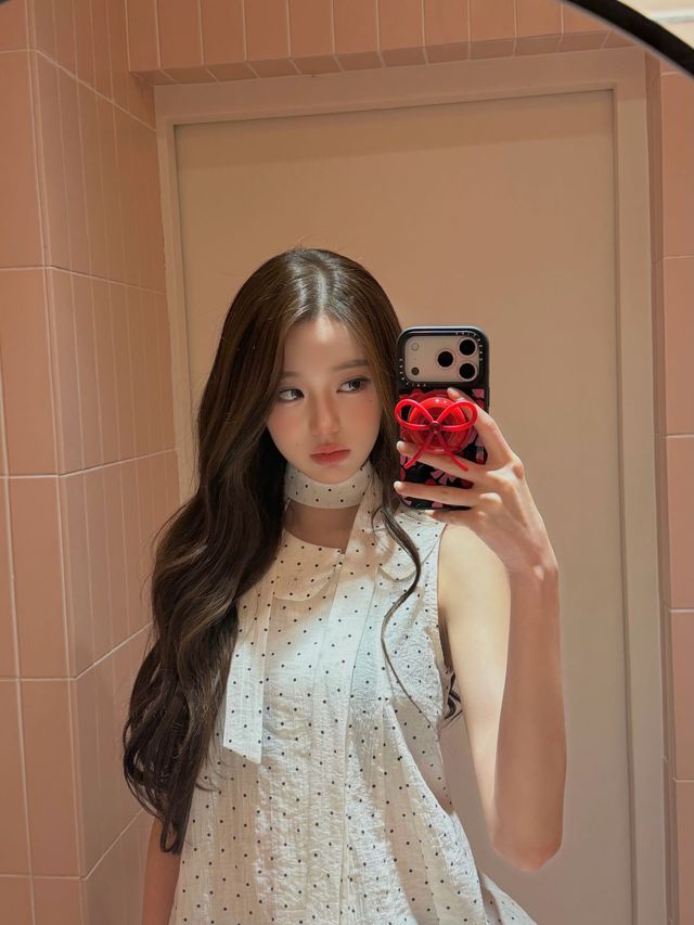 장원영의 도트 패턴 스타일링. 인스타그램 @for_everyoung10