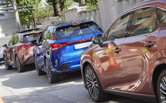 테스트 드라이빙을 떠나기 위해 대기 중인 뉴 제너레이션 RX 3대. 