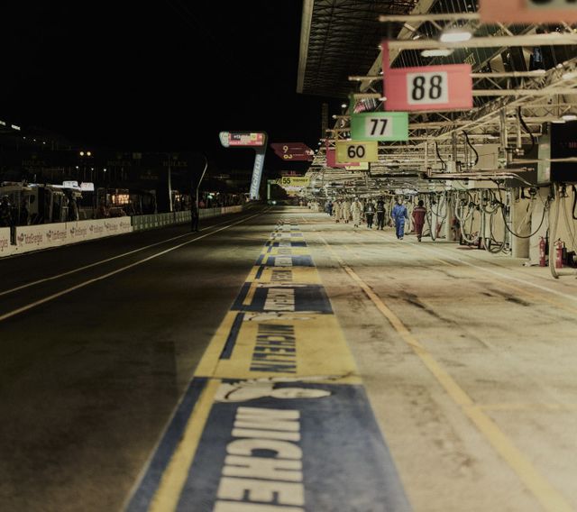 르망 피트 레인에서 보기 드문 정적의 순간이다. 경주를 시작한 62대의 차 가운데 40대가 체크무늬 깃발을 받으며 완주했다.