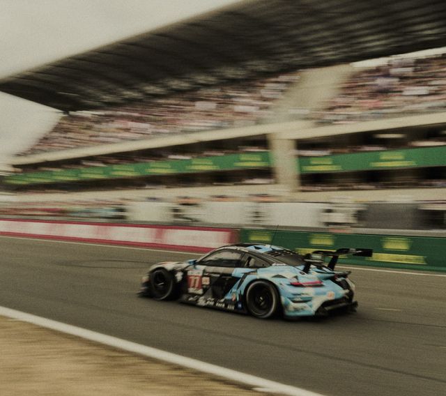 3명의 드라이버 크리스티안 리드, 미켈 페데르센, 율리앙 안들로에르가 운전하는 포르쉐 911 RSR-19이다. 아쉽지만 그들은 사고로 탈락하고 만다.