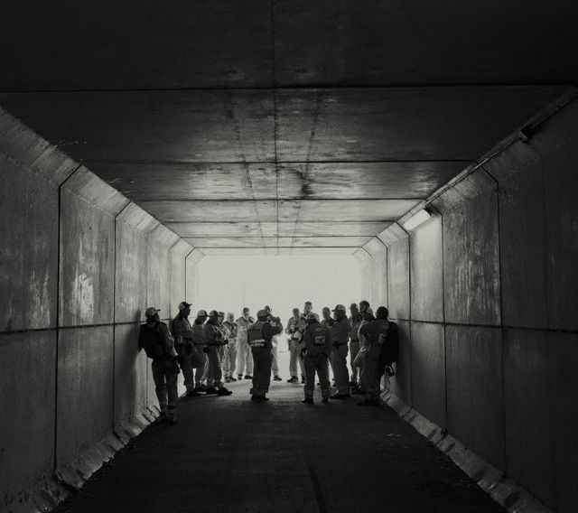 운영요원이 출발선이 있는 직선 구간 아래 터널 그늘에서 경기 전 브리핑을 받고 있다.