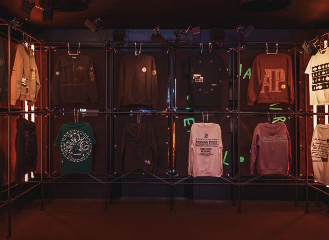 캑터스 잭 한정판이 공개된 날 함께 소개된 다양한 스타일의 패션 아이템과 액세서리 컬렉션은 shop.travisscott.com에서 독점 판매된다. 판매 수익금 일부는 트래비스 스콧이 선택한 자선단체에 기부될 예정이다.