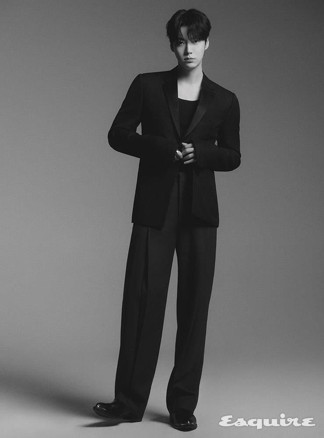 블랙 재킷 지방시. 팬츠, 링 모두 우영미. 톱, 슈즈 모두 스타일리스트 소장품.