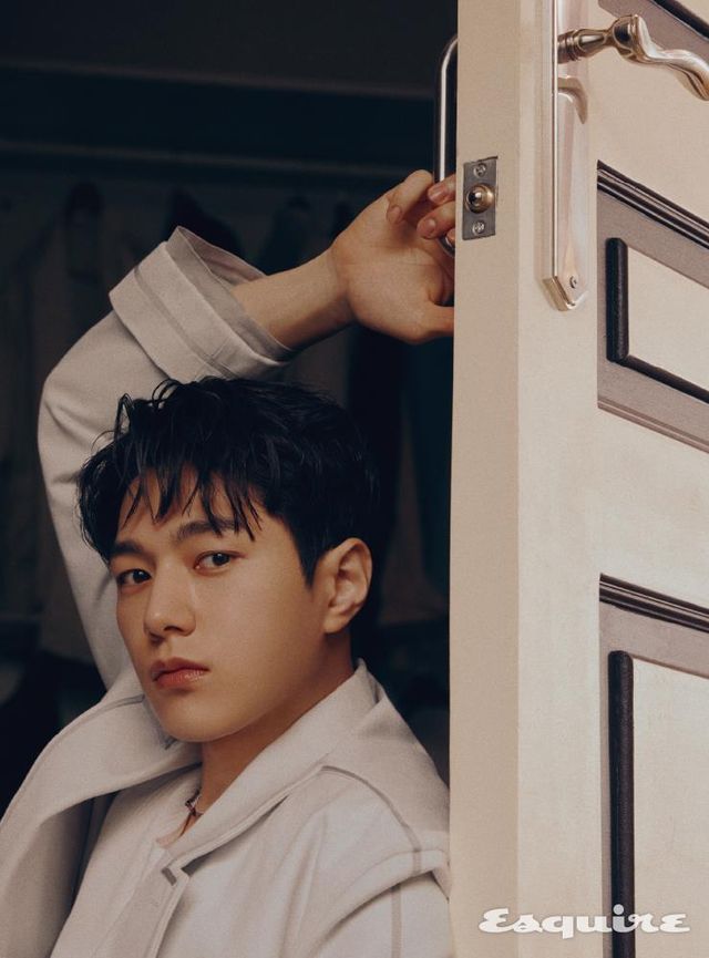 재킷 디올 맨. 톱 코스. 실버 네크리스 비엔베투.