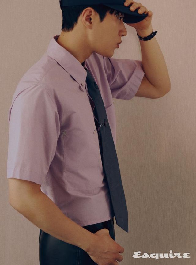 셔츠 우영미. 팬츠 김서룡. 캡 엘엠알. 워치 오데마피게 by 빈티크. 넥타이 핀 벨앤누보. 넥타이, 벨트 모두 스타일리스트 소장품.