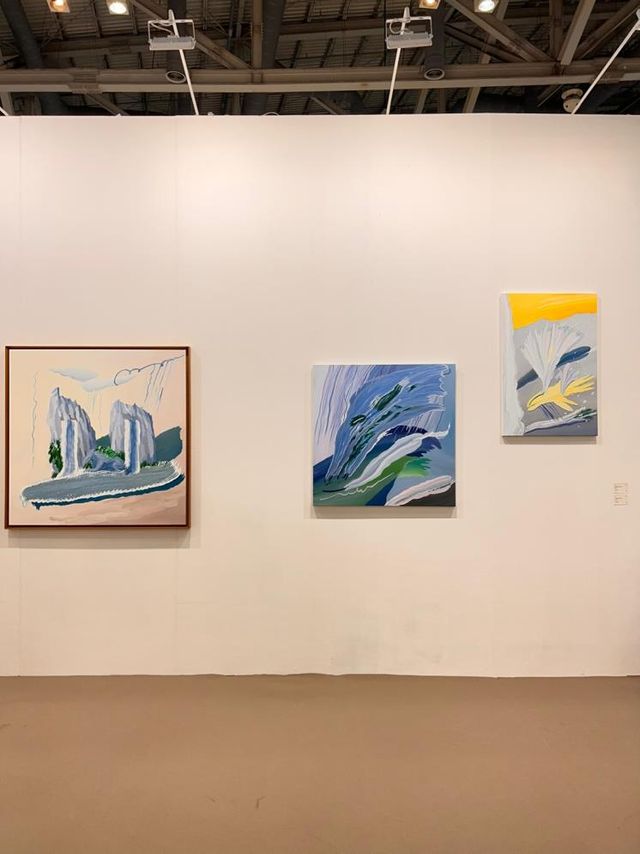 오른 쪽에 있는 두 작품이 아트부산을 위해 이번에 그린 신작이다.