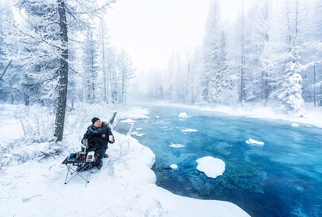 영하 50℃에 달하는 겨울 아침의 몽골 홉스골 풍경과 추위를 달래기 위해 보드카를 마시고 있는 몽골인 친구 자화. 