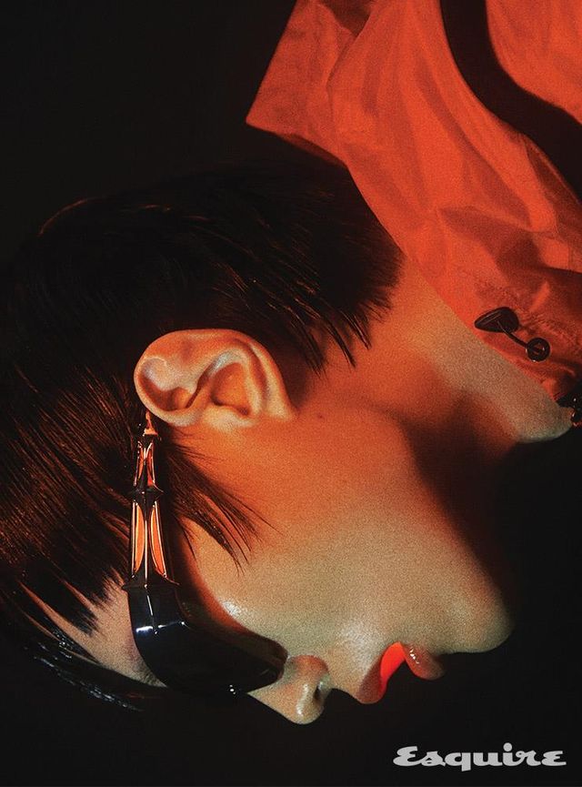 디아뎀 윈드브레이커 172만원 몽클레르. 컷아웃 빕 70만원 오프화이트. 파쏘 01 선글라스 45만원 젠틀몬스터. 