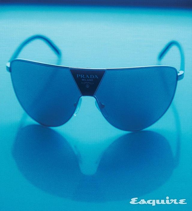 티어드롭 디자인 선글라스 70만원 프라다.