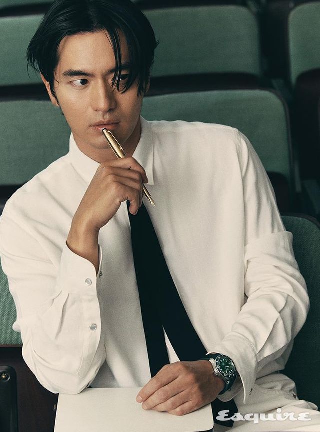 쥘 베른의 소설 〈80일간의 세계 일주〉 중 뭄바이에서부터 요코하마까지의 여정을 담은 마이스터스튁 80일간의 세계 일주 두에 클래식 만년필 216만원, 그린 글래시어 패턴 다이얼의 몽블랑 1858 아이스드 씨 오토매틱 데이트 워치 488만원, 모두 몽블랑. 셔츠 아미. 팬츠 르 917 옴므. 타이 스타일리스트 소장품.