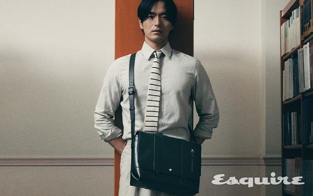 만년필 닙 모양 디테일을 더한 마이스터스튁 셀렉션 소프트 미디엄 메신저백 188만원 몽블랑. 셔츠, 팬츠 모두 펜디. 타이 스타일리스트 소장품.