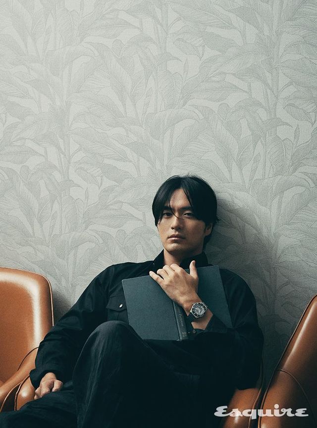 그레이 글래시어 패턴 다이얼 몽블랑 1858 아이스드 씨 오토매틱 데이트 워치 417만원 몽블랑. 셔츠, 팬츠 모두 르메르.