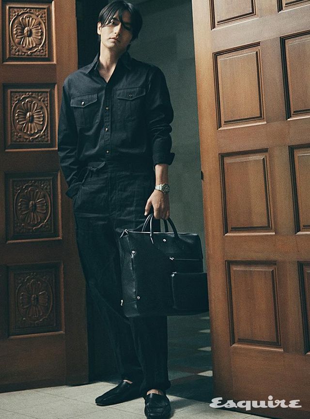 블랙 카프스킨 레더 마이스터스튁 셀렉션 소프트 24/7 백 266만원, 41mm 스틸 케이스 몽블랑 1858 아이스드 씨 오토매틱 데이트 워치 445만원 모두 몽블랑. 셔츠, 팬츠, 슈즈 모두 르메르.