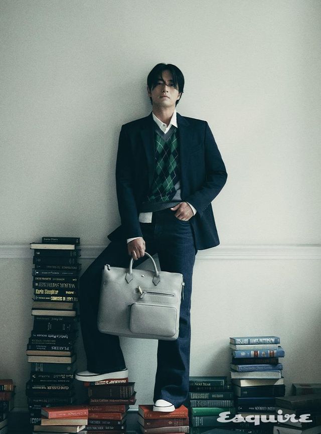 소프트 24/7 백 266만원, 마이스터스튁 80일간의 세계 일주 두에 클래식 만년필 216만원 모두 몽블랑. 재킷, 베스트, 셔츠, 팬츠 모두 아미. 슈즈 스타일리스트 소장품.