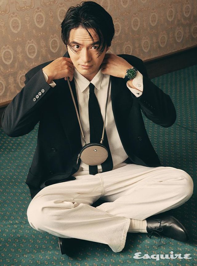 마이스터스튁 셀렉션 소프트 라운드 케이스 63만원, 그린 다이얼 버전 몽블랑 1858 아이스드 씨 오토매틱 데이트 워치 488만원 모두 몽블랑. 셔츠 아미. 팬츠 르 917 옴므. 재킷, 슈즈, 타이 모두 스타일리스트 소장품.