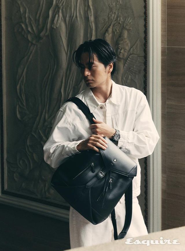 지퍼 포켓을 장식한 부드러운 레더 소재 마이스터스튁 셀렉션 소프트 백팩 258만원, 몽블랑 1858 아이스드 씨 오토매틱 데이트 워치 417만원 모두 몽블랑. 재킷, 팬츠 모두 르 917 옴므.